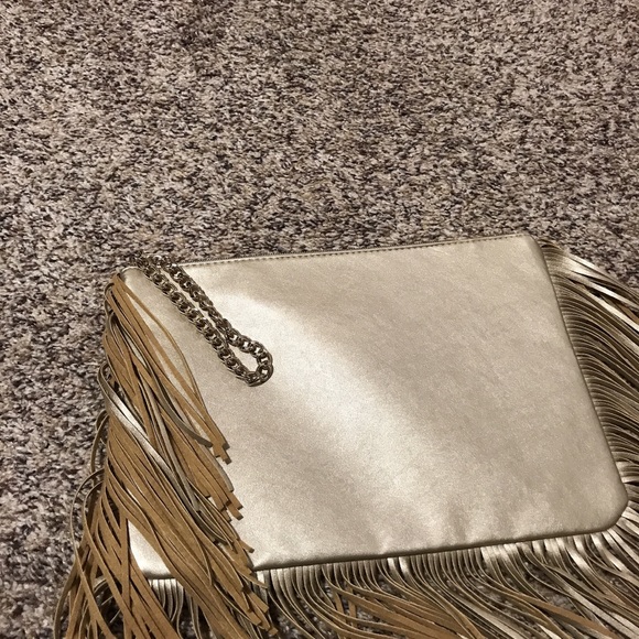 👜NWOT, Beautiful Golden Fringe Wristlet by Macy’s - Picture 5 of 8